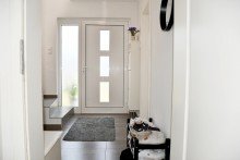 ansprechendes Treppenhaus **VERKAUFT** Attraktive Kapitalanlage � freistehendes modernes Zweifamilienhaus