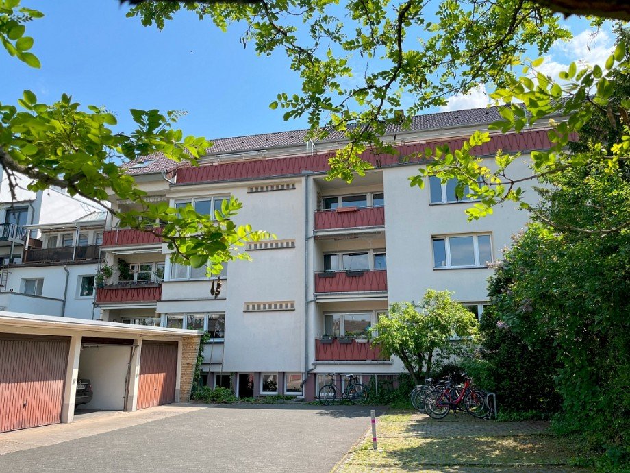 Hausansicht R�ckseite mit Garage Etagenwohnung Darmstadt