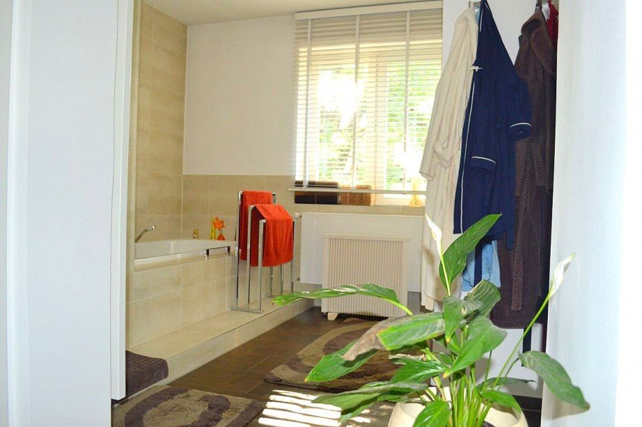 modernes Tageslichtbad mit Wanne.... Mehrfamilienhaus Darmstadt
