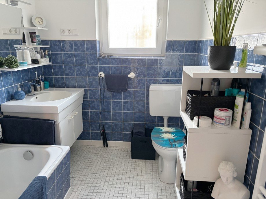 Tageslichtbad mit Wanne Erdgeschosswohnung Ro�dorf
