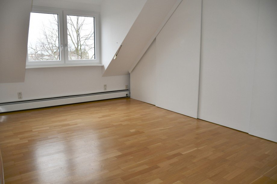 Schlafzimmer mit Einbauschrank Dachgeschosswohnung Darmstadt