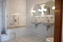 Bad mit Wanne und Dusche **VERKAUFT** Sonnig und hell pr�sentiert sich dieses sehenswerte Reihenhaus fernab von 08/15