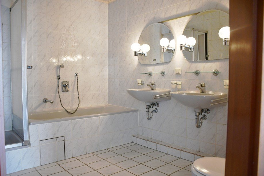 Bad mit Wanne und Dusche Reihenhaus Weiterstadt