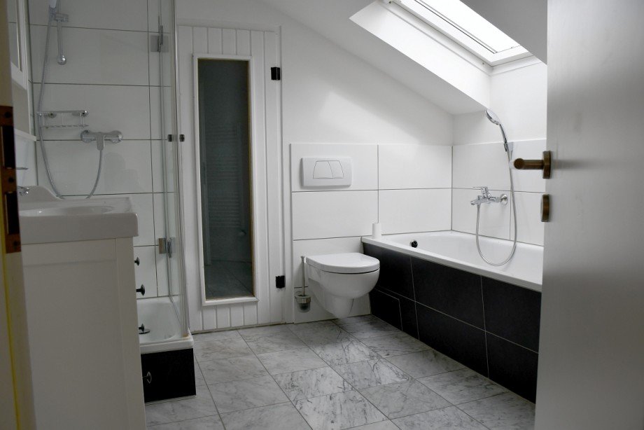 Tageslichtbad mit Wanne und Dusche Dachgeschosswohnung Darmstadt