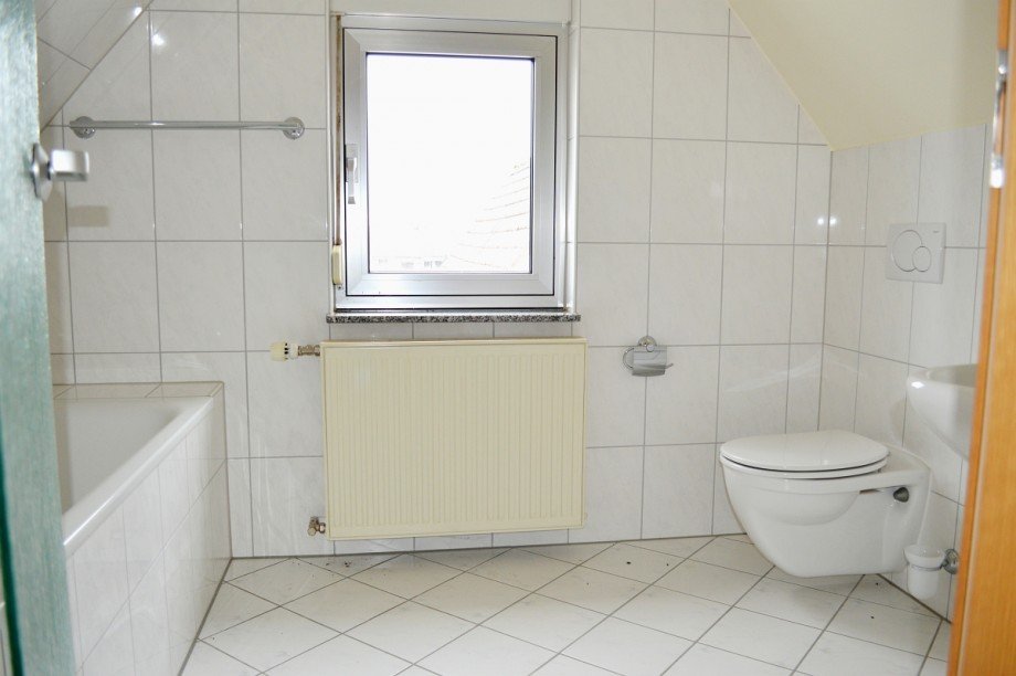 Tageslichtbad mit Wanne im Dachgeschoss Zweifamilienhaus Reinheim