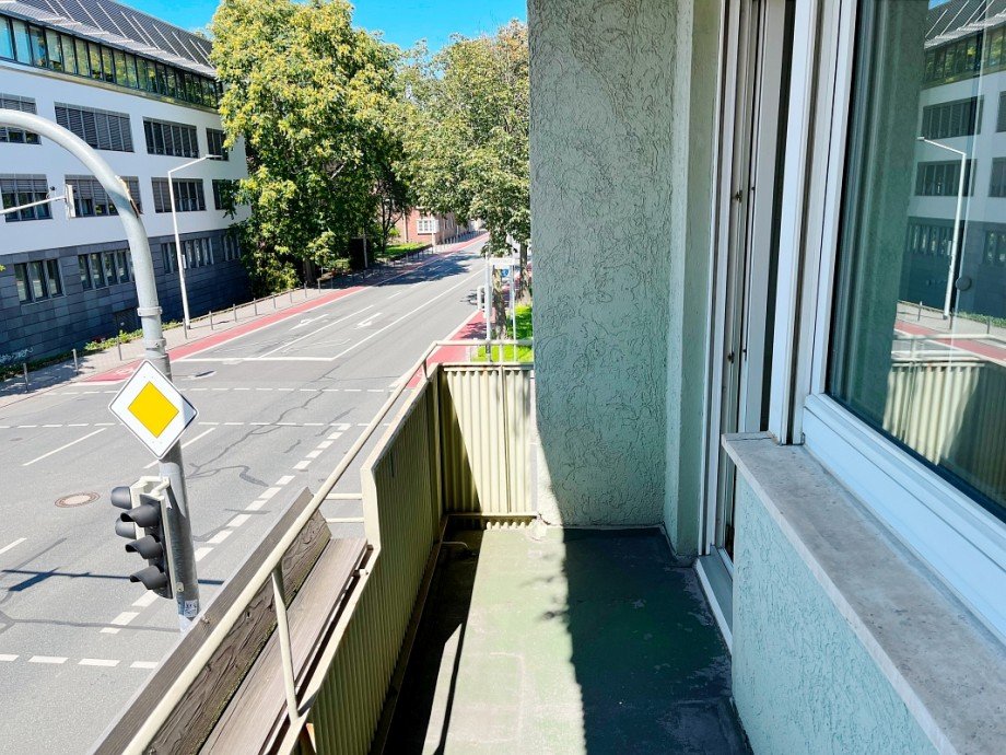 sonniger Balkon Etagenwohnung Darmstadt