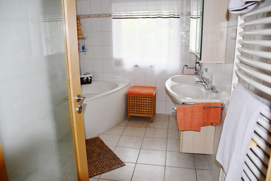 EG: Wohnung 1 - Tageslichtbad mit Wanne und Dusche Mehrfamilienhaus Darmstadt-Wixhausen