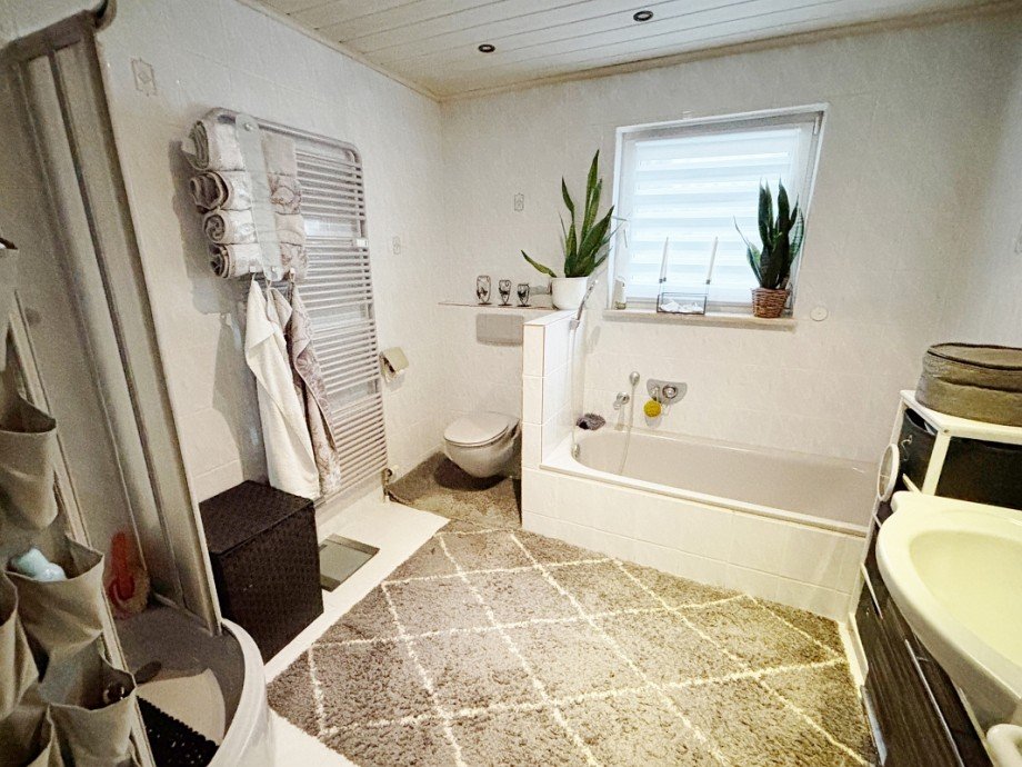 Tageslichtbad mit Wanne und Dusche Etagenwohnung Modautal-Ernsthofen