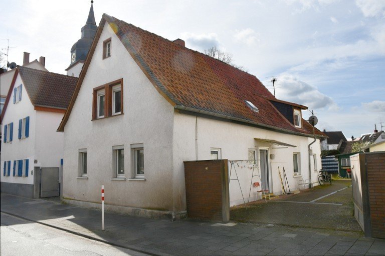 Hausansicht Darmstadt-Arheilgen Einfamilienhaus **VERKAUFT** Ideal f�r Handwerker oder handwerklich Begabte � Einfam.-Haus mit Sanierungsbedarf