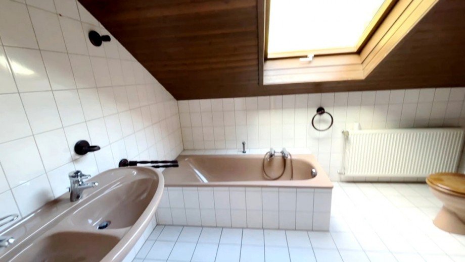 Tageslichtbad mit Wanne und Dusche DG Einfamilienhaus Mossautal/Unter-Mossau