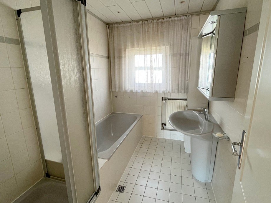 Tageslichtbad mit Wanne und Dusche Erdgeschoss Haus B�ttelborn-Worfelden