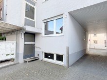 Hauseingang **VERMIETET** Es gibt einiges zu tun � attraktive 3-Zimmer-Wohnung sucht handwerklich begabte Mieter