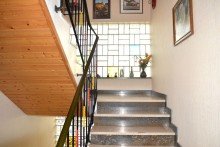 ansprechendes Treppenhaus **VERKAUFT** Solides Mehrparteienhaus - 4 Wohneinheiten - in guter Wohnlage
