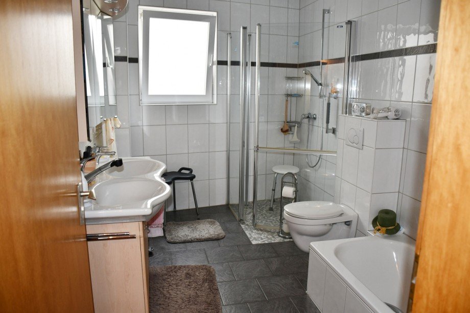 modernes Tageslichtbad Erdgeschoss Haus Riedstadt-Crumstadt