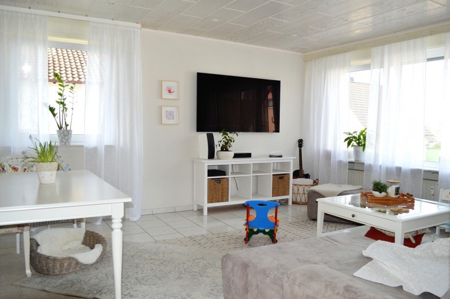 ger�umiges Wohnzimmer Obergeschoss Mehrfamilienhaus Trebur