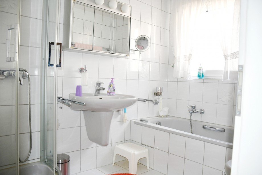 Wohnung EG - Tageslichtbad mit Wanne und Dusche Mehrfamilienhaus Griesheim