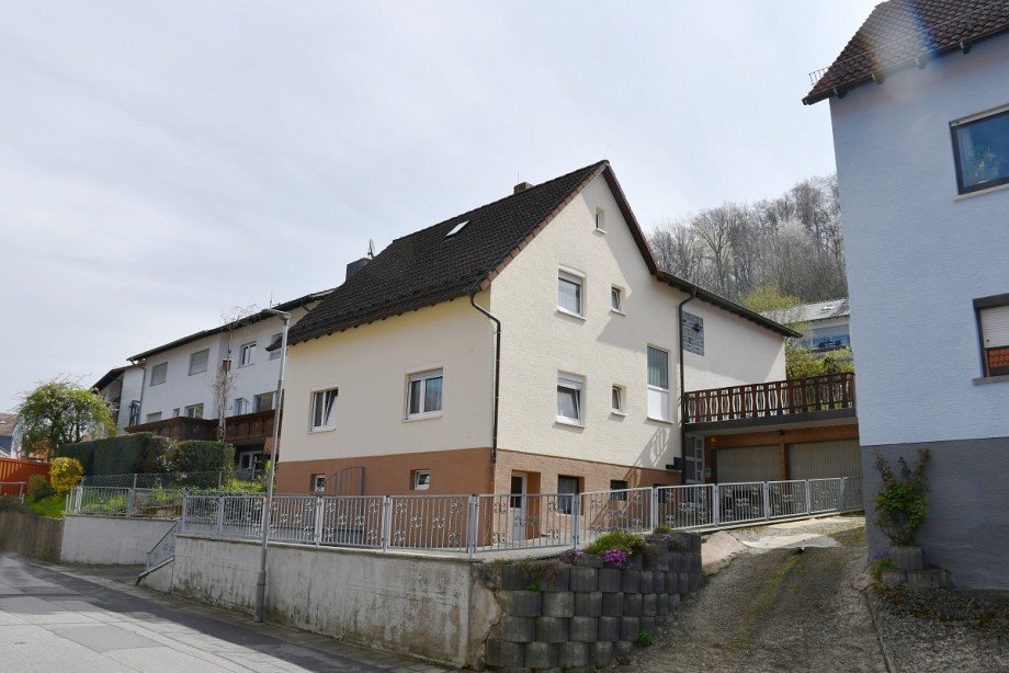Hausansicht Stra�enseite Zweifamilienhaus Lautertal-Lautern