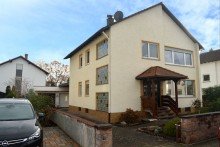 Hausansicht Eingangsseite **VERKAUFT** Solides Mehrparteienhaus - 4 Wohneinheiten - in guter Wohnlage