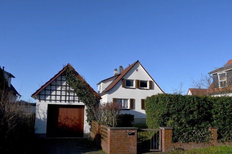 Hausansicht + Garage Seeheim-Jugenheim Einfamilienhaus **VERKAUFT** Charmantes Einfamilienhaus mit Gartenparadies in Seeheim