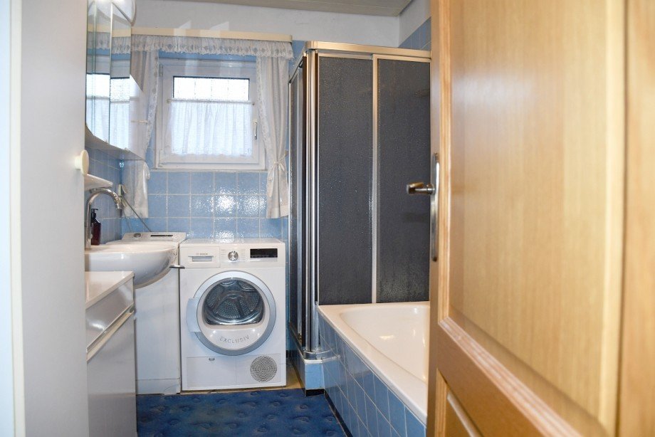 Tageslichtbad mit Wanne und Dusche Einfamilienhaus Lautertal-Lautern
