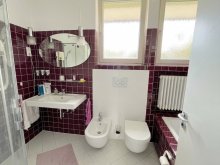 Tageslichtbad mit Dusche und Wanne **RESERVIERT** Architektenbungalow + Einliegerwohnung + separate B�roeinheit in Feldrandlage