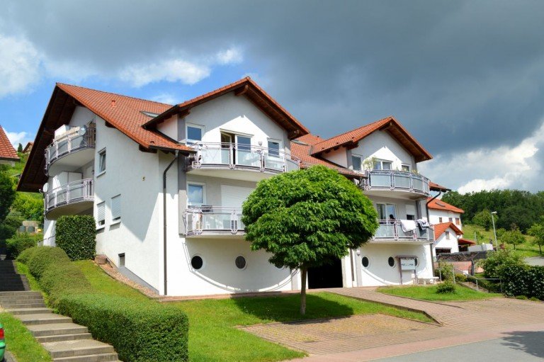 1 ansprechendes 10-Familienhaus Erbach/Odw. Erdgeschosswohnung **VERKAUFT** Attraktive 4-Zimmer-Erdgeschosswohnung mit Balkon, Terrasse & Fernblick in Top-Lage