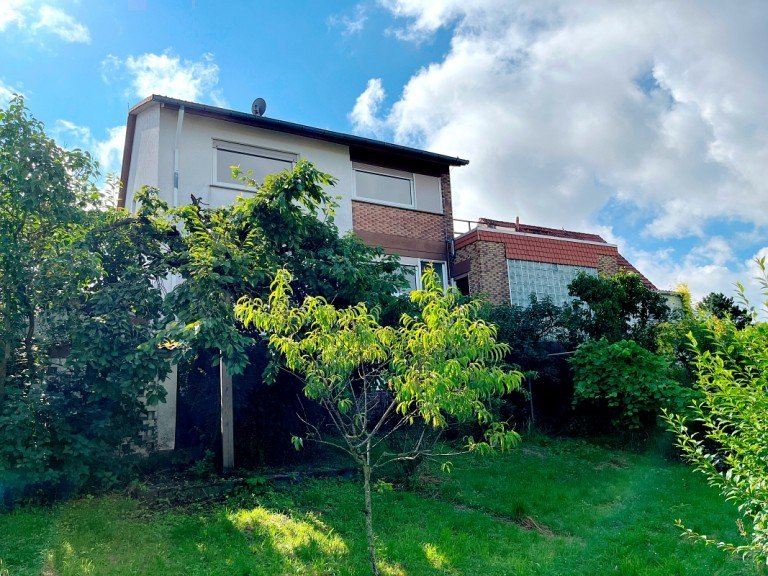 Hausansicht Gartenseite Ober-Ramstadt Zweifamilienhaus **VERKAUFT** Gro�es Potenzial: Zweifamilienhaus mit wundersch�nem Fernblick in Ober-Ramstadt/Eiche