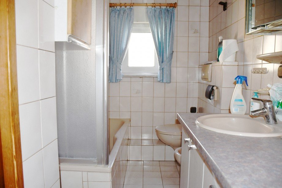 Tageslichtbad Obergeschoss Zweifamilienhaus Lautertal-Elmshausen