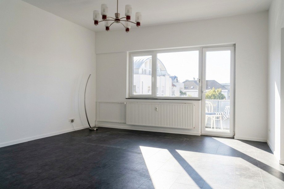 helles Wohnzimmer mit Balkonzugang Etagenwohnung Darmstadt