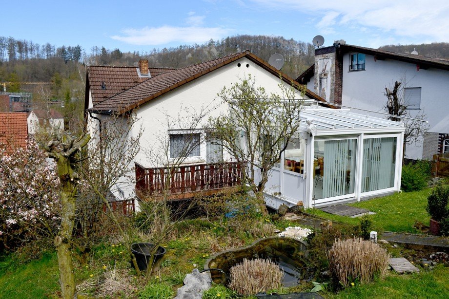 ansprechendes Zweifamilienhaus mit sonnigem Wintergarten Zweifamilienhaus Lautertal-Lautern