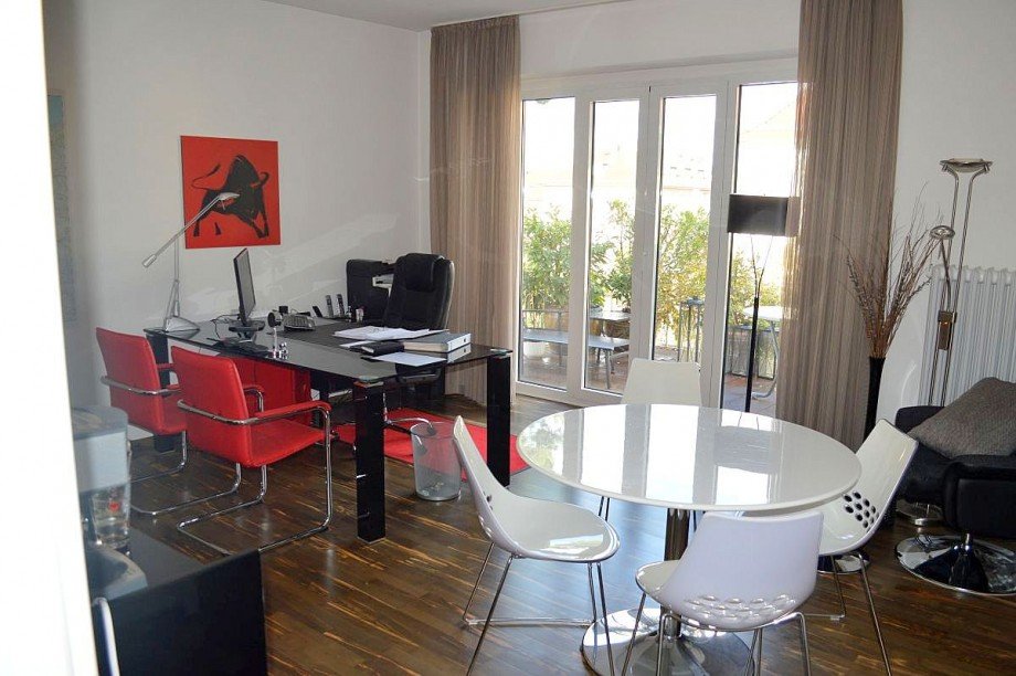 gro�zg�giges Zimmer mit Balkonzugang Mehrfamilienhaus Darmstadt