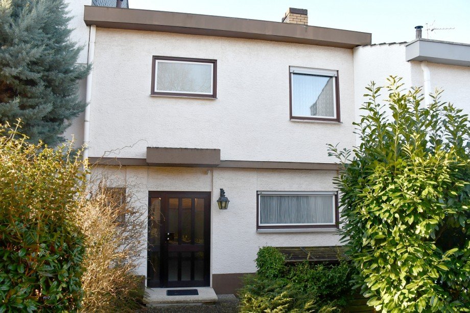 Hausansicht Eingangsseite Reihenhaus Ro�dorf