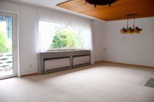 gro�z�giges Wohnzimmer.... **VERKAUFT** Gem�tlicher Walmdachbungalow mit Potenzial und Charme