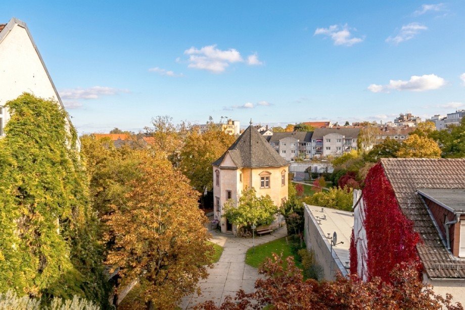 Vorderhaus Maisonette-Wohnung -Blick von der Dachterrasse auf das Achteckhaus Renditeobjekt Darmstadt