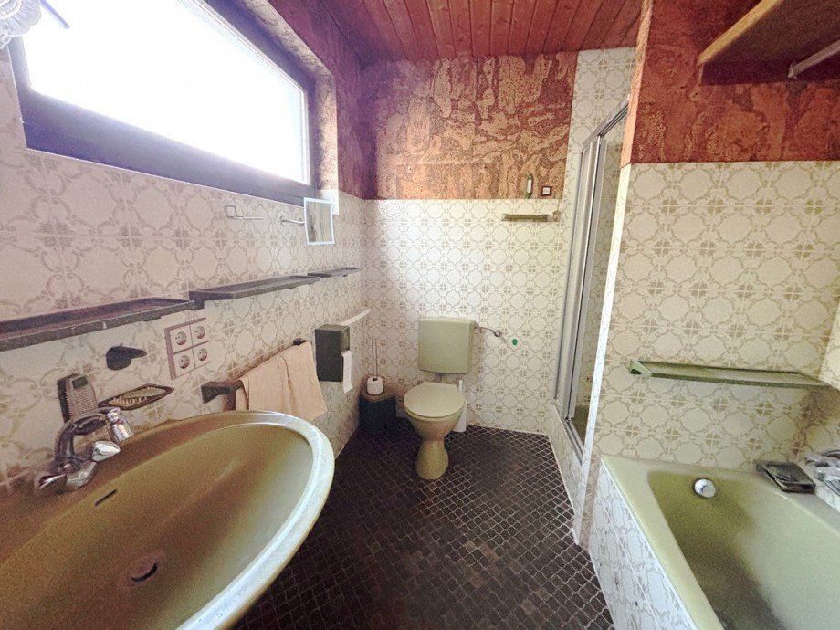 Tageslichtbad mit Wanne und Dusche Bungalow Darmstadt-Kranichstein