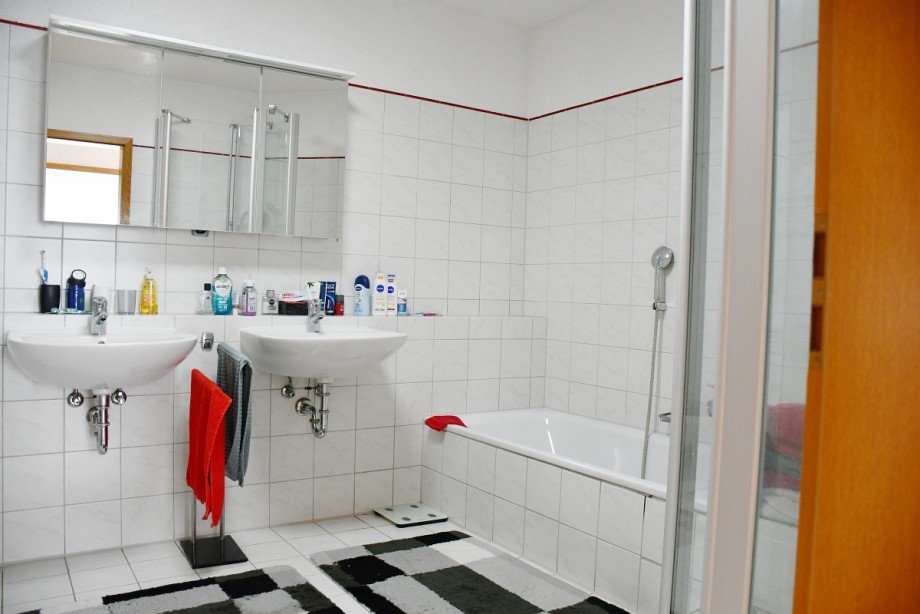 modernes Bad mit Wanne und Dusche Erdgeschosswohnung Erbach/Odw.