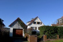 Hausansicht + Garage **VERKAUFT** Charmantes Einfamilienhaus mit Gartenparadies in Seeheim
