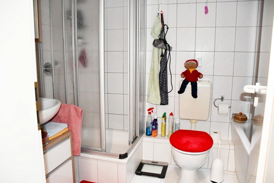modernes Tageslichtbad mit Wanne und Dusche Dachgeschosswohnung Erbach