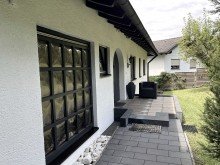 Hauszugang **VERKAUFT** Massiv gebauter Walmdachbungalow in herrlicher Odenwaldlage