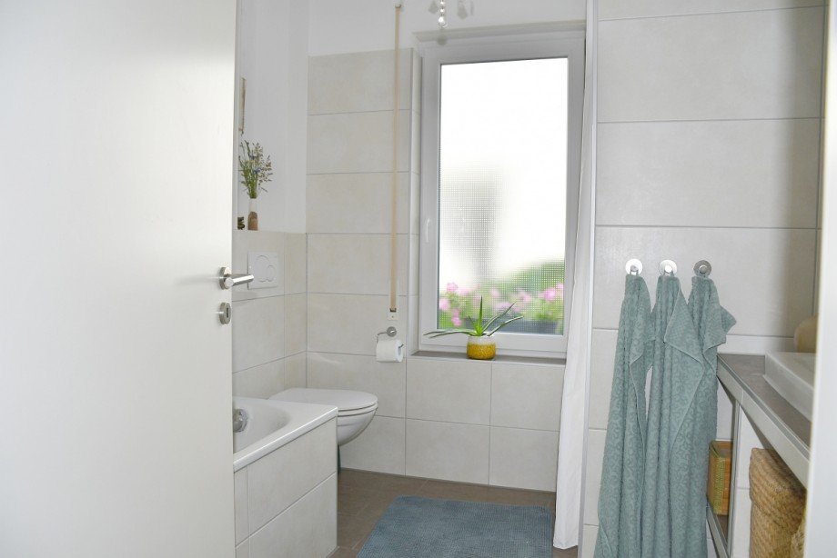 Wohnung EG: Tageslichtbad mit Wanne und Dusche Zweifamilienhaus Darmstadt-Wixhausen