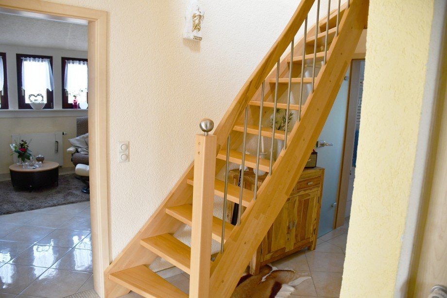 Treppe ins ausgebaute Dachgeschoss Zweifamilienhaus M�hltal-Traisa