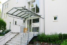 Hauseingang mit Treppenlift **VERKAUFT** Attraktive Eigentumswohnung in begehrter Darmst�dter Lage, an der Rosenh�he
