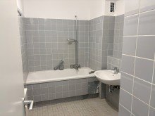 Bad mit Wanne **VERMIETET** Es gibt einiges zu tun � attraktive 3-Zimmer-Wohnung sucht handwerklich begabte Mieter