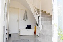 Treppe zum Dachgeschoss **VERKAUFT** Attraktive Kapitalanlage � freistehendes modernes Zweifamilienhaus