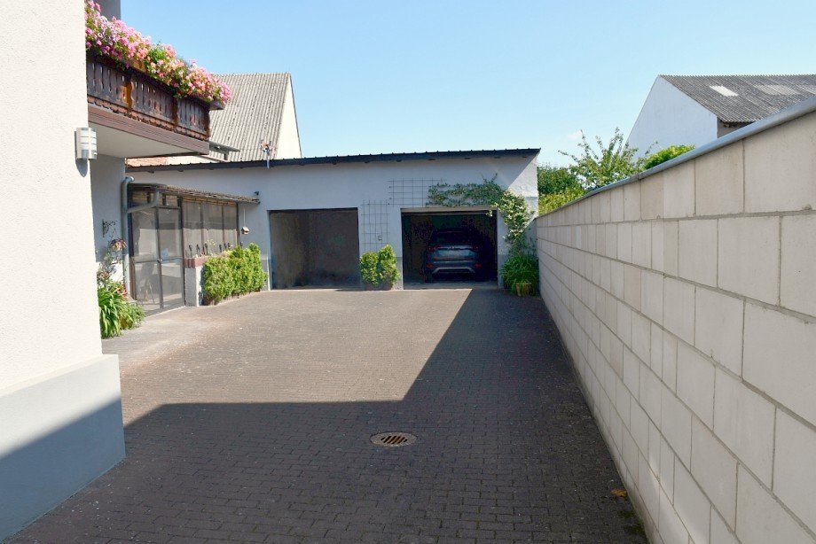 Hofzufahrt, 2 Garagen Einfamilienhaus Pfungstadt-Eich