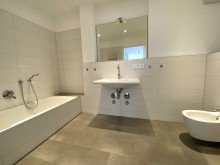 Bad mit Wanne, Waschbecken, Bidet und WC **VERMIETET** Repr�sentative 4-Zimmer-Wohnung in citynaher Lage