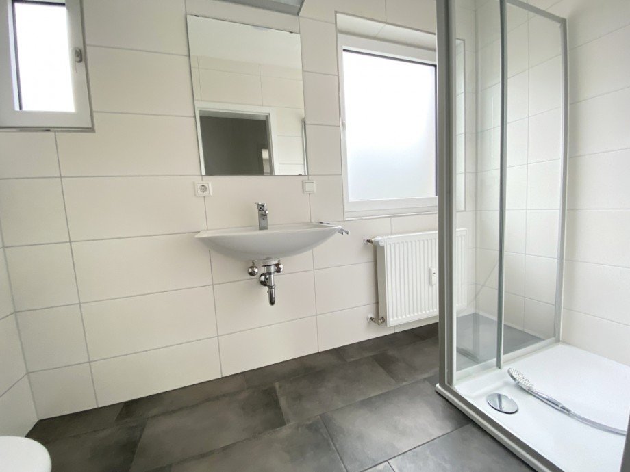 modernes Tageslicht-Duschbad Erdgeschosswohnung M�hltal