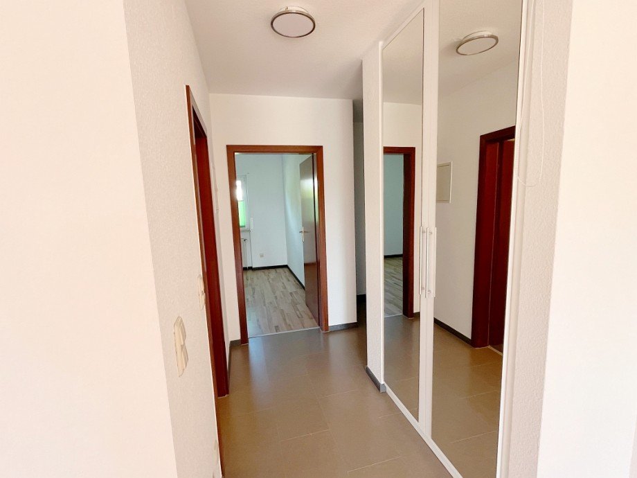 Flur mit verspiegeltem Einbauschrank Erdgeschosswohnung Darmstadt-Wixhausen