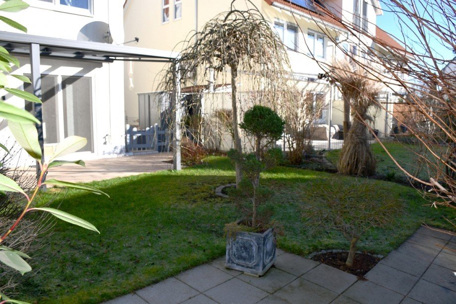 hochwertige Bepflanzung Einfamilienhaus Einhausen