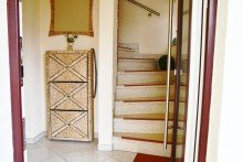 Treppe zum Obergeschoss **VERKAUFT** Charmantes 2-Familienhaus mit herrlichem Grundst�ck